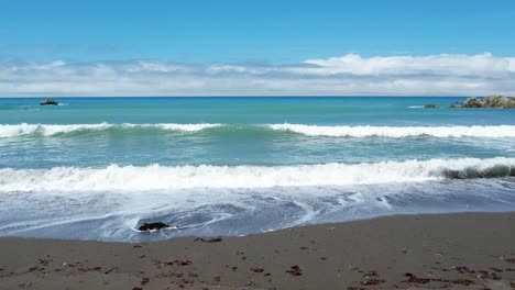 drone volando paralelo a la playa en cámara lenta