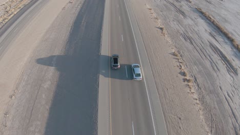 dos coches circulando por el desierto, las vegas, nevada
