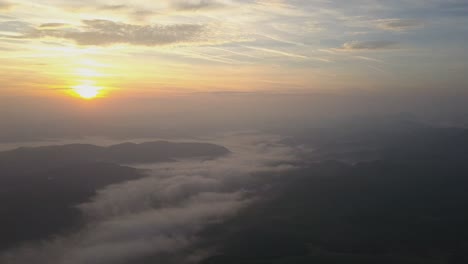 Vista-Panorámica-Del-Atardecer-A-Gran-Altura