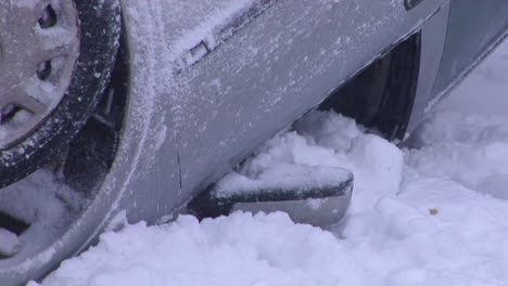 coche estrellado boca abajo en el techo después de un accidente en la carretera de invierno con nieve