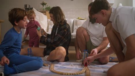 familia jugando con juguetes juntos