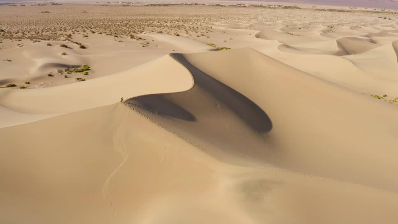 imágenes aéreas de drones de las dunas de arena en el valle de la muerte, california, estados unidos