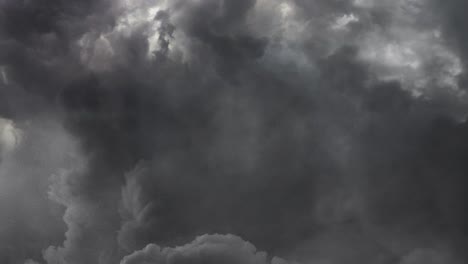 Gewitter-Mit-Blitzen,-Regen-Und-Farbenfrohen,-Dramatischen-Gewitterwolken