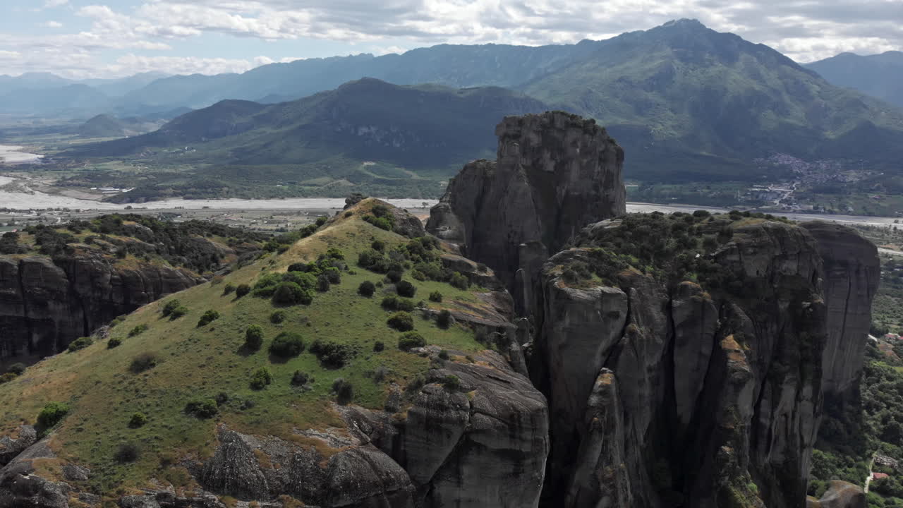 드론 비행: 바위 형성, 바위, 메테오라 지역, 산꼭대기, 배경, 그리스