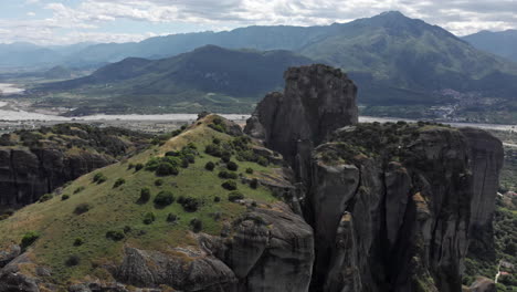 Vuelo-De-Drones-Sobre-Rocas-De-Formación-Rocosa-Región-De-Meteora-Picos-De-Montaña-Fondo-Día-Grecia