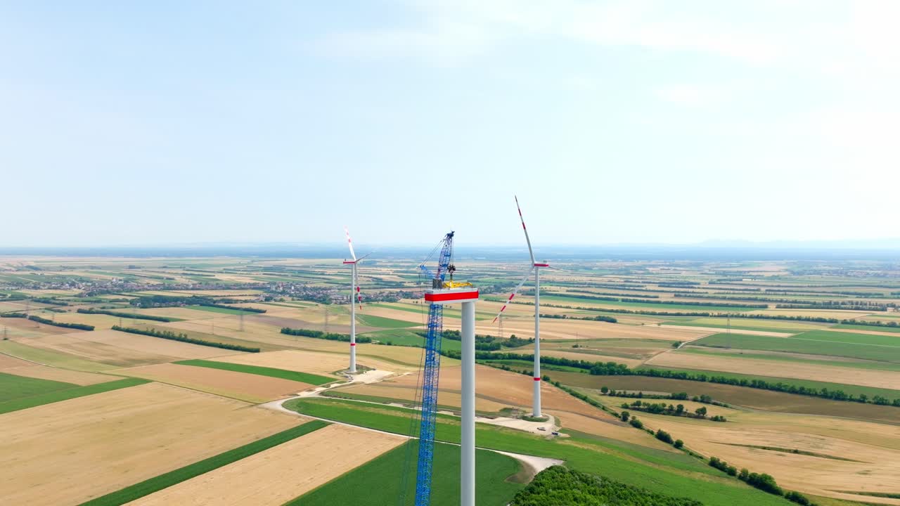기어 박스와 발전기를 갖춘 나델을 설치하는 타워 크레인