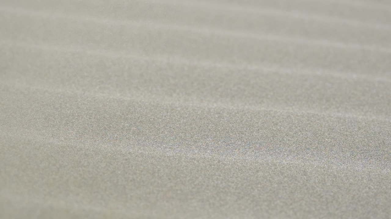 사막의 모래폭풍 동안 잔물결이 이는 모래 클로즈업