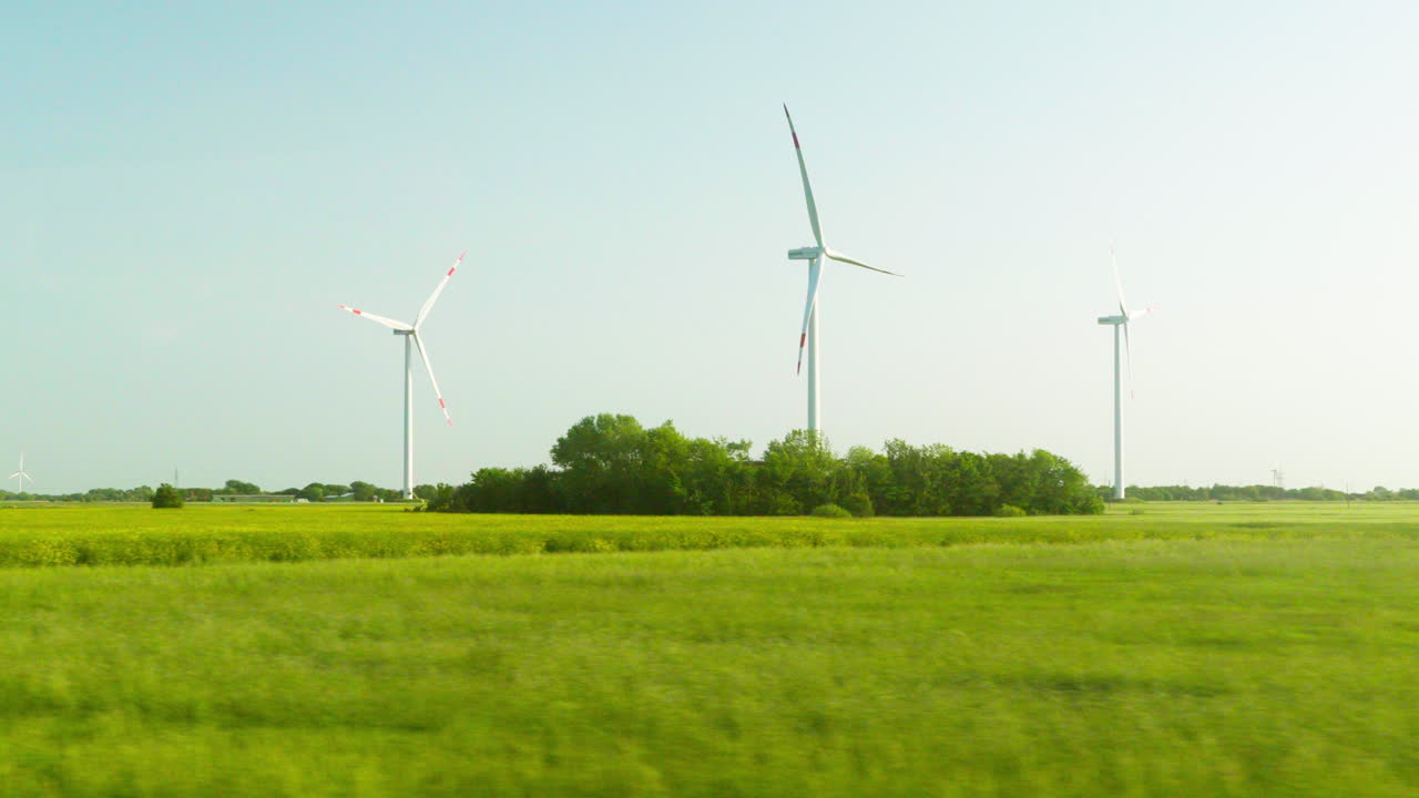 푸른 하늘을 배경으로 풍력 터빈이 풍부한 풍력 농장