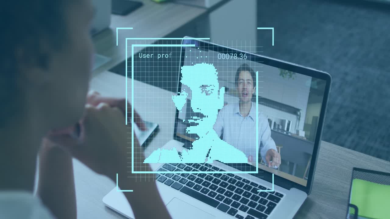 animación de fotos de usuarios sobre una mujer afroamericana haciendo una videollamada en una computadora portátil