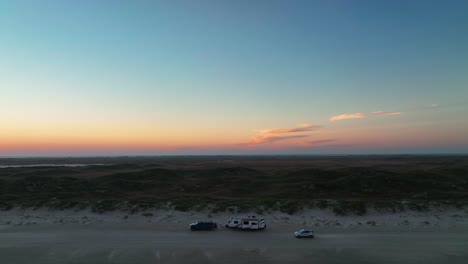 Drone-Ascendiendo-En-La-Autocaravana-En-La-Duna-De-Arena-De-La-Costa-Nacional-De-La-Isla-Del-Padre-En-Texas