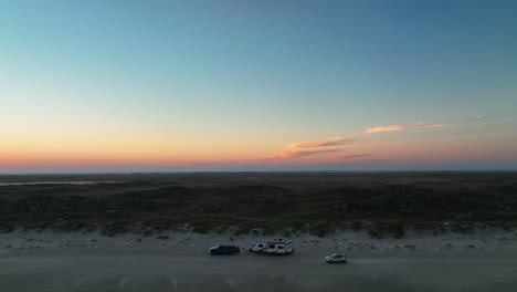 텍사스의 padre island national seashore의 모래 언덕에서 캠퍼 밴에서 드론 상승