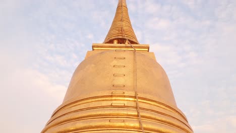 pagoda dorada en la parte superior del monte dorado en el casco antiguo de rattanakosin de bangkok, tailandia