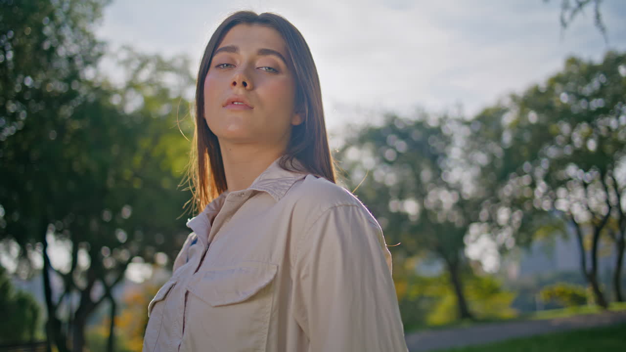 posando parque soleado disfrutando de la libertad en el primer plano de la mañana. viaje tranquilo
