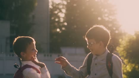 Grundschüler-Haben-Spaß-An-Der-Bestandenen-Prüfung-In-Zeitlupe