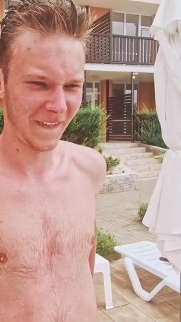 un joven nada bajo el agua en una piscina.