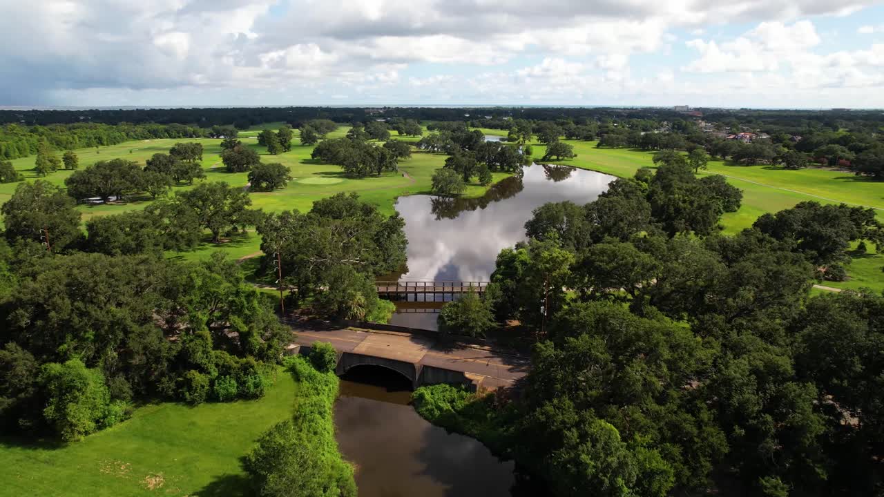 뉴올리언스 루이지애나의 시티 파크 위에서 북쪽으로 날아가는 항공 영상