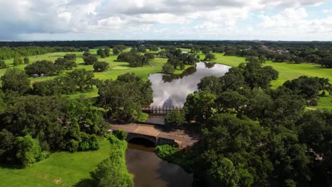 imágenes aéreas volando hacia el norte sobre city park en nueva orleans, louisiana.