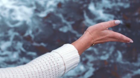 manos, relajarse y el agua con una mujer en movimiento