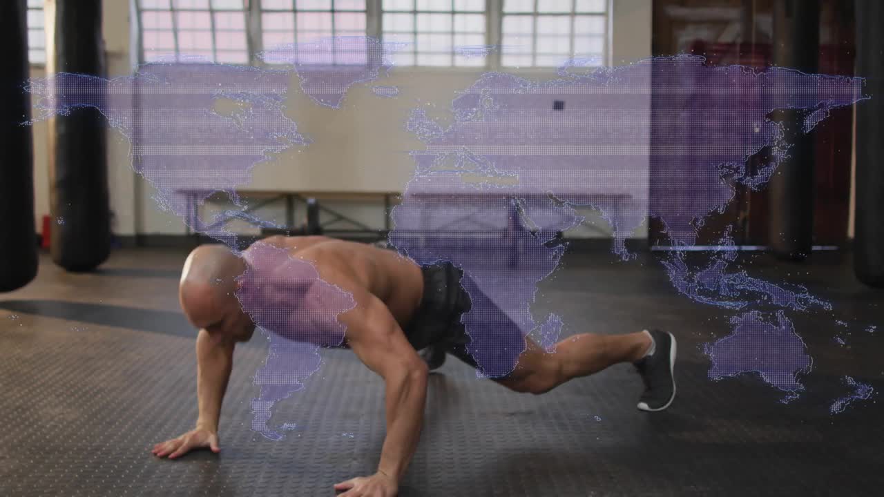 Uomo in piedi su un tappetino in palestra che si mette in posizione plank e inizia flessioni fitness con le ginocchia al petto.