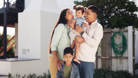 amor de familia, jardín y feliz de la nueva casa