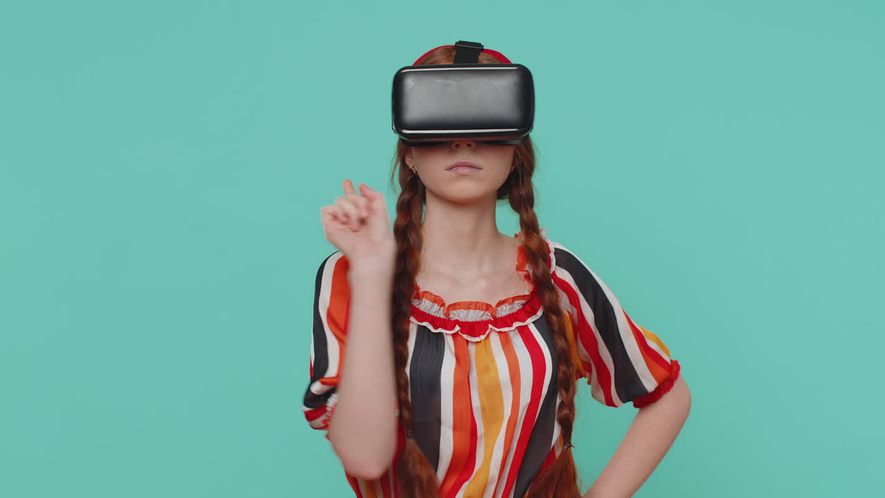 niña con casco juega simulación juego realista presiona botones imaginarios video realidad virtual