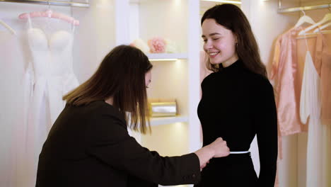 y mujer caucásica asiática en la tienda de vestidos de novia