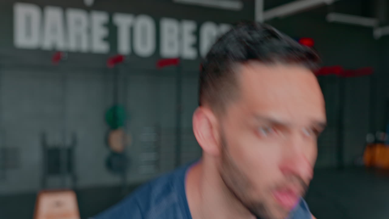 hombre en gimnasia, levantamiento de pesas y fitness