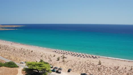 coches turísticos aparcados en una carretera junto a la playa de paleopoli en kythira, grecia