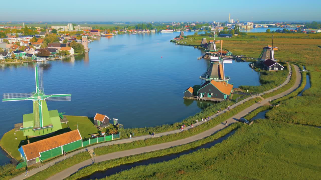 네덜란드의 zaanse schans 강에 있는 풍차 - 네덜란드 zaanse schans에 있는 여전히 풍차의 드론 영상