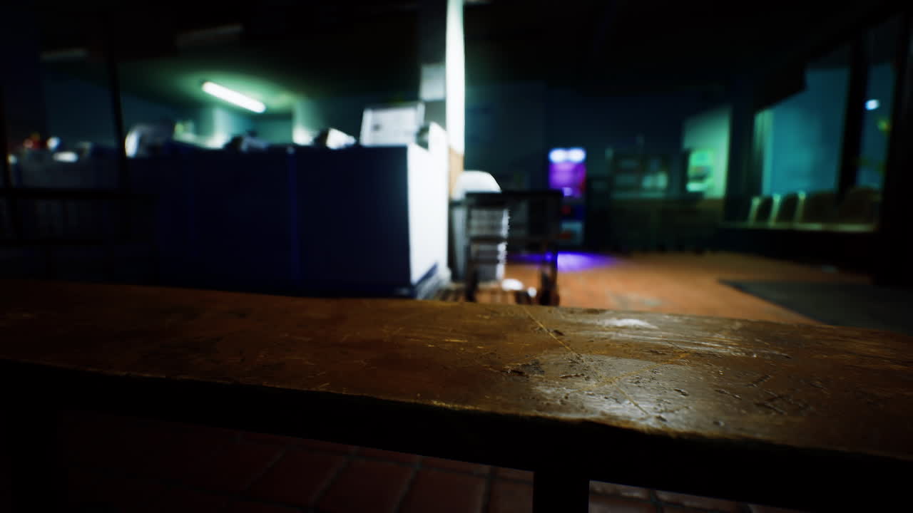 나무 벤치가 있는 어고 무서운 대기실