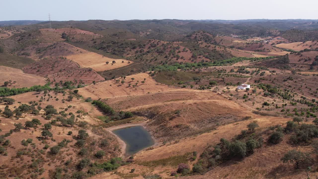 panorama aéreo del vasto paisaje rural con un pequeño lago en alentejo, portugal