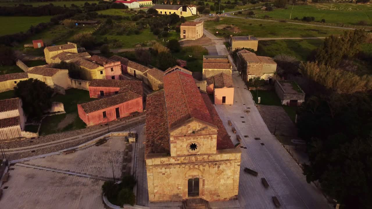 impresionante vista aérea de la iglesia de las viejas tratalias en el sur de cerdeña, dolly out