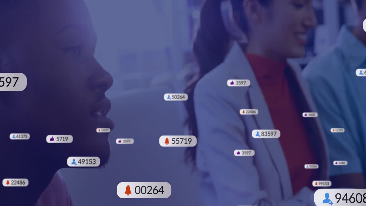 animación de iconos y procesamiento de datos en diversas personas de negocios que utilizan tableta