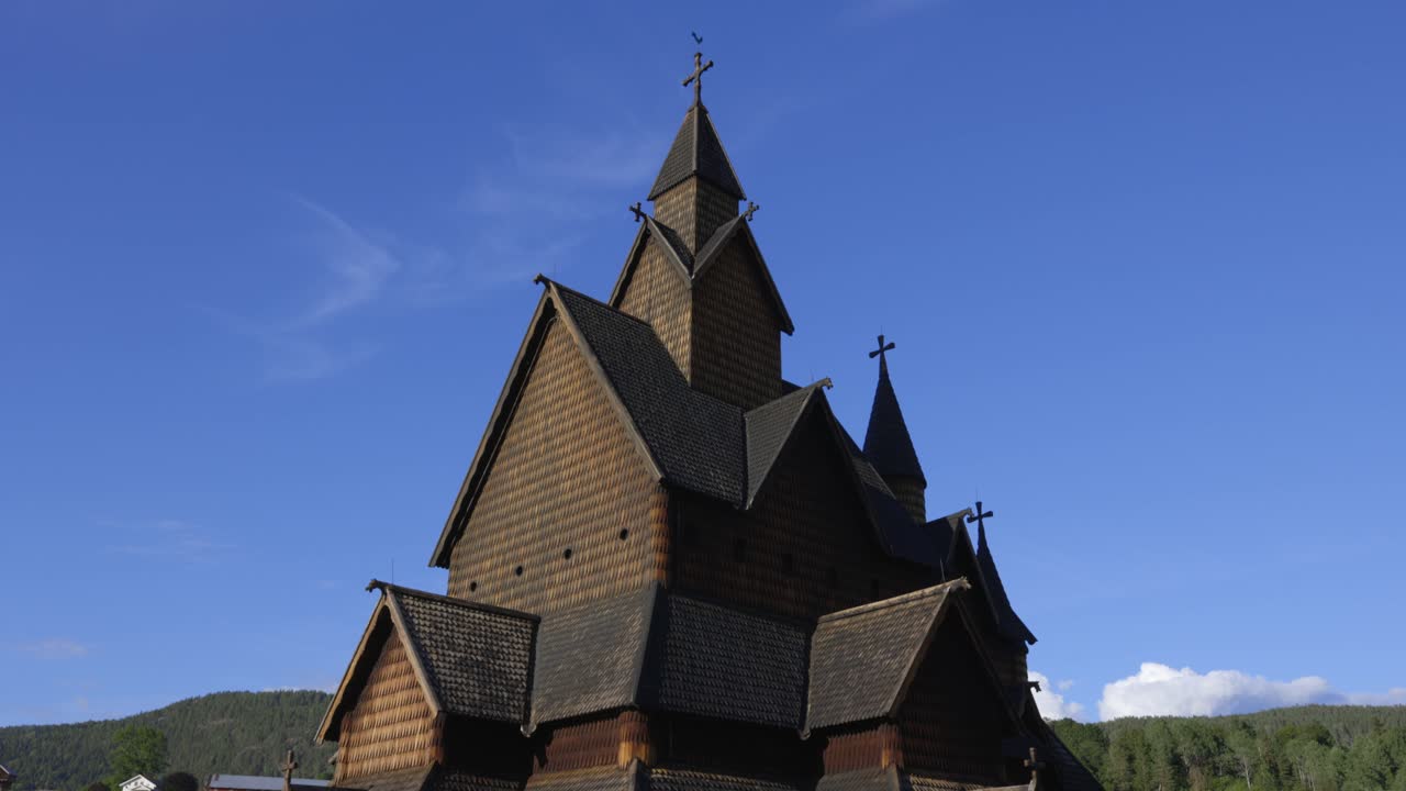 맑고 푸른 하늘 화창한 날에 역사적인 노르웨이 heddal 통널 목조 교회