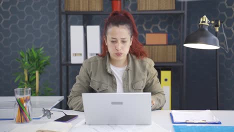 Geschäftsfrau-Blickt-Aufgeregt-Auf-Den-Laptop-Bildschirm.