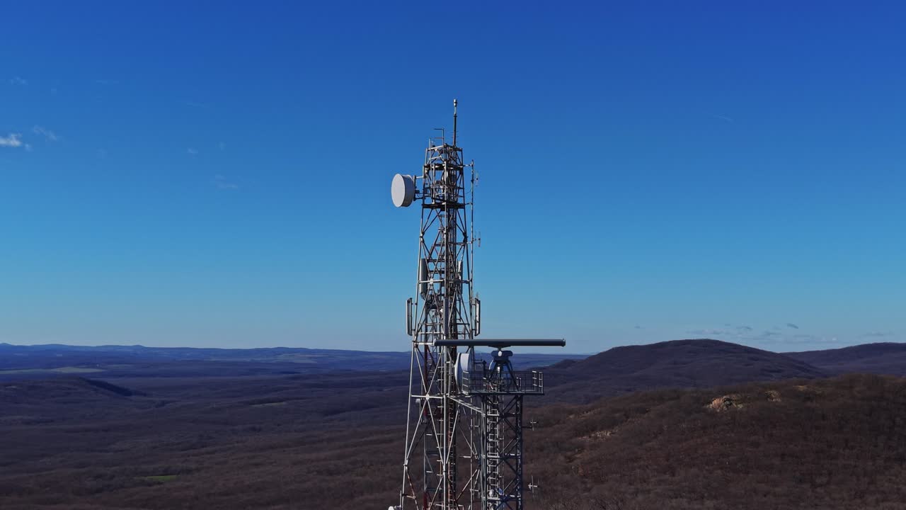 La torre di comunicazione si erge alta tra le verdi colline in una giornata limpida