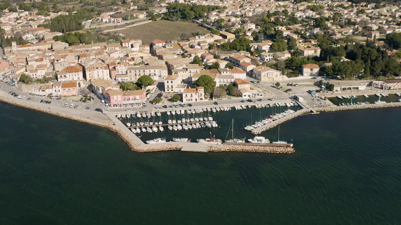 Veduta aerea dettagliata e ampia sulla capitale delle ostriche Bouzigues, porto velico in una giornata di sole.