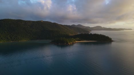 Paraíso-Tropical-En-Una-Mañana-Nublada-En-Las-Aguas-Costeras-De-La-Gran-Barrera-De-Coral