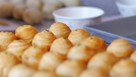 preparación de la masa de pastel de puff para el pastel chino frito.
