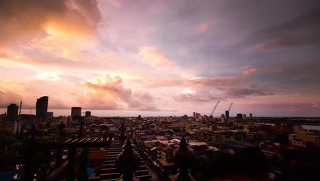 Stadtbild-Von-Phnom-Penh---Sonnenuntergang,-Der-Die-Wolken-Hervorhebt