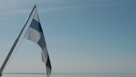 Flagge-Finnlands,-Die-Am-Unabhängigkeitstag-Im-Dezember-Gegen-Den-Blauen-Himmel-Weht