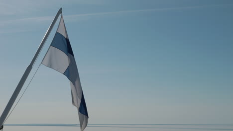 bandera de finlandia volando contra el cielo azul el día de la independencia en diciembre