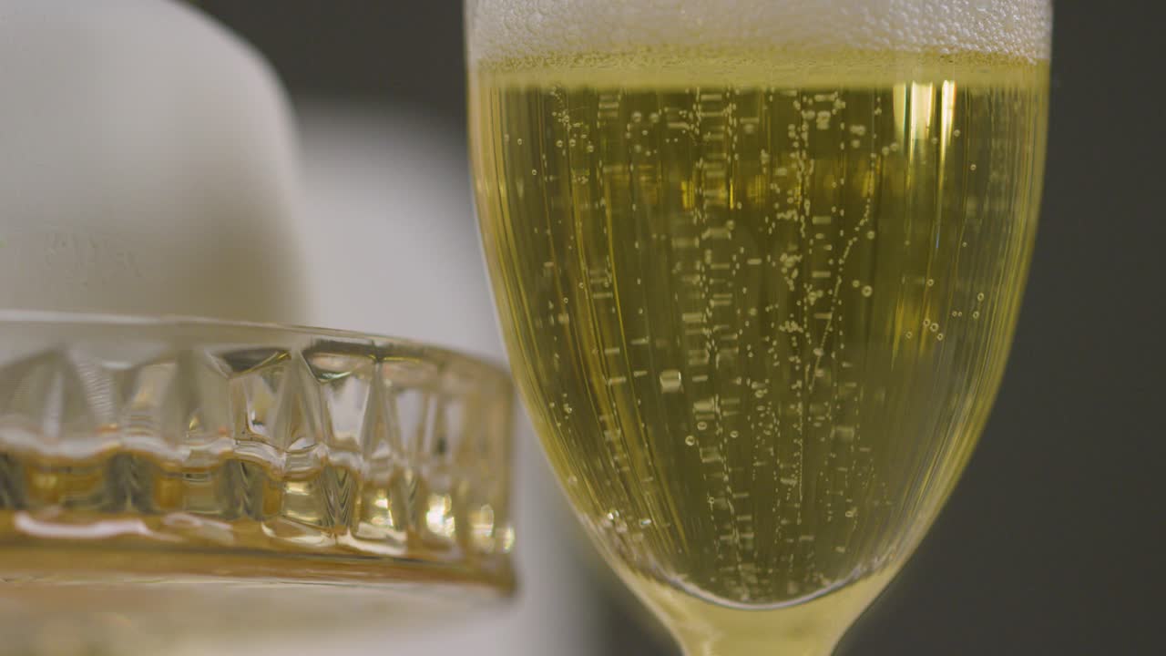 결혼식 에서 식사 를 위해 마련 된 테이블 에 있는  ⁇ 페인 의 클로즈업