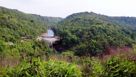 Densos-Bosques-Verdes-Con-Cascadas-Naturales-Que-Caen-De-La-Montaña-Por-La-Mañana-Desde-El-ángulo-Superior