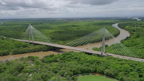 Río-Higuamo-Se-Encuentra-En-San-Pedro-De-Macorís,-Con-Vista-Al-Puente-Mauricio-Báez