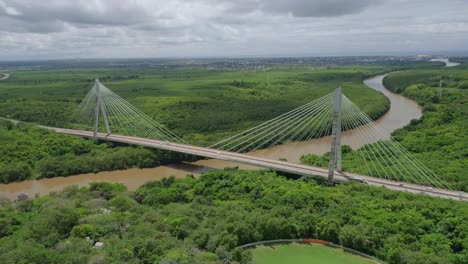 rio higuamo ubicado en san pedro de macoris, con vista al puente mauricio báez