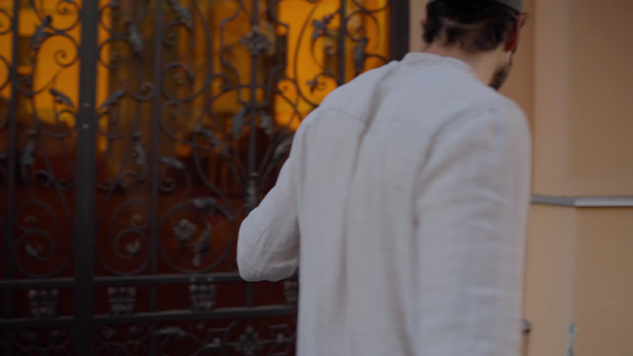 한 가족 이 함께 도시 거리를 고 있다