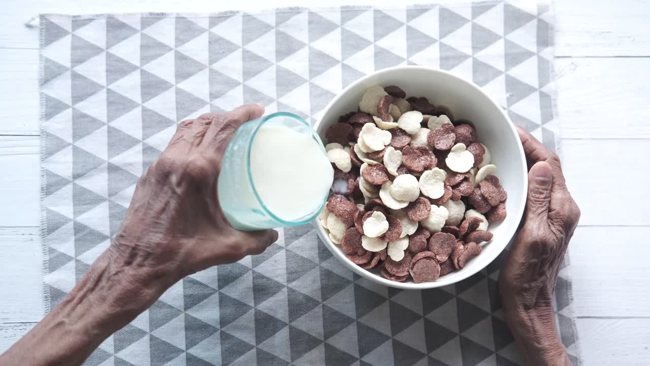 아침 식사를 하는 노인