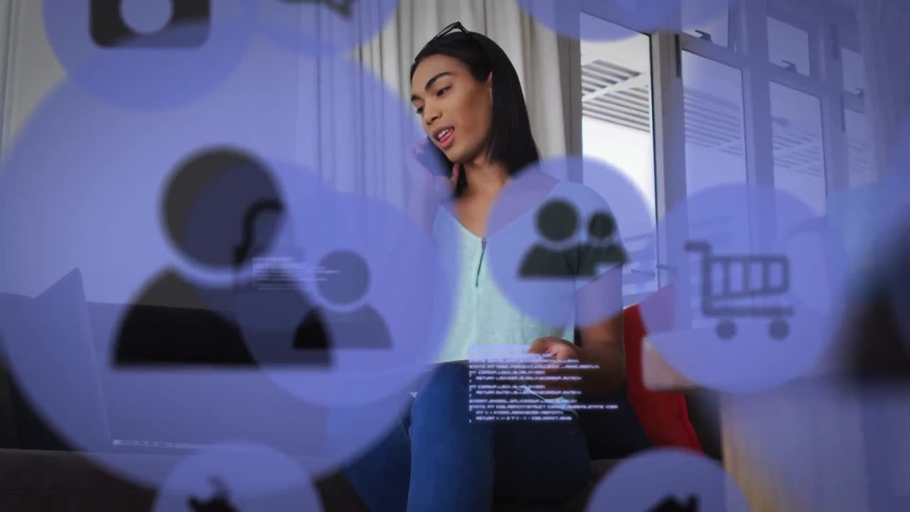 animación de iconos de los medios sobre una mujer biracial usando un teléfono inteligente