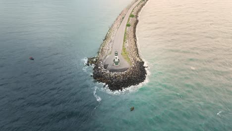 Vista-Aérea-Que-Rodea-Un-Faro-De-Faro-Do-Molhe-Da-Barra-De-Itajai,-Santa-Catarina,-Brasil